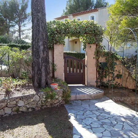 Apartment Beautiful, 3-bedroom House With A Swimming Pool And Mountain Views In