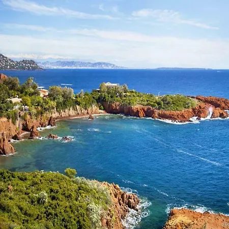 Beautiful, 3-bedroom House With A Swimming Pool And Mountain Views In * Saint-Raphael (Var)