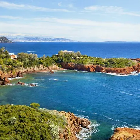 Apartment Beautiful, 3-bedroom House With A Swimming Pool And Mountain Views In Saint-Raphael (Var)