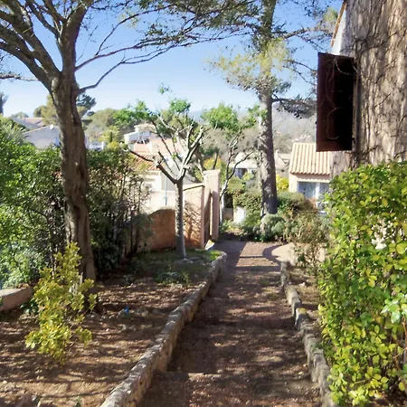 Beautiful, 3-bedroom House With A Swimming Pool And Mountain Views In Apartment Saint-Raphael (Var)